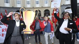 <p>FGTB-Protest vor dem Brüsseler Zentralbahnhof. In der Mitte Gewerkschaftspräsident Thierry Bodson (l.) und Generalsekretärin Miranda Ulens.</p>