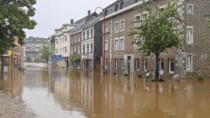 <p>Die Wassermassen der Wesertalsperre gepaart mit den starken Regenfällen hatten Mitte Juli weite Teile der Eupener Unterstadt – hier ist die Haasstraße zu sehen – unter Wasser gesetzt.</p>