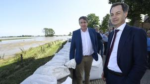 <p>Premier Alexander De Croo (r.) und der flämische Ministerpräsident Jan Jambon am Samstag in Maaseik</p>