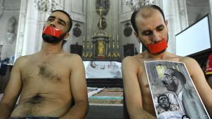 <p>Hungerstreikende Papierlose in der Beginenhofkirche klebten sich den Mund zu.</p>