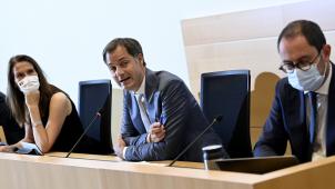 <p>Premier Alexander De Croo (M.), Außenministerin Sophie Wilmès und Justizminister Vincent Van Quickenborne rechtfertigten im Innenausschuss der Kammer die Rückführung der IS-Frauen und ihrer Kinder.</p>
