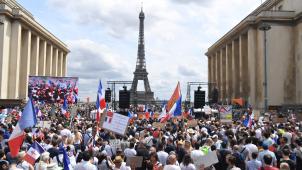 <p>Demonstranten nehmen auf der „Droits de l'homme“-Esplanade am Trocadero-Platz an einem Protest gegen die Impfpflicht für bestimmte Arbeitszweige und den von der Regierung geforderten obligatorischen Impfass teil.</p>