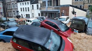 <p>In Dinant wurden zahlreiche Fahrzeuge weggeschwemmt.</p>
