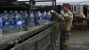 <p>Die belgische Armee verteilt Wasser nach den Überschwemmungen in Theux.</p>