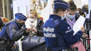 <p>Am Brüsseler Südbahnhof kontrolliert die Polizei die PLF-Formulare von Reisenden.</p>