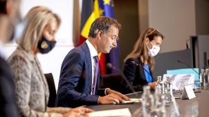 <p>Ludivine Dedonder, Alexander De Croo und Sophie Wilmès (v.l.) gaben Auskunft über den Stopp der Evakuierungsmission.</p>