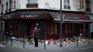 <p>Ein Mann steht vor dem Pariser Café Carillon in der Rue Alibert, vor dem zahlreiche Blumen und Kerzen niedergelegt wurden. Bei einer koordinierten Anschlagsserie hatten Extremisten des Islamischen Staats (IS) 130 Menschen getötet. In der Konzerthalle Bataclan richteten sie ein Massaker an. Am Stade de France sprengten sich während des Länderspiels Frankreich-Deutschland Selbstmordattentäter in die Luft. Der Prozess startet jetzt 8. September und wird vorläufig bis Ende März 2022 andauern.</p>