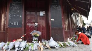 <p>Eine Frau legt vor dem Café Carillon in der Rue Alibert in Paris Blumen nach den Anschlägen nieder. Extremisten hatten am 13. November 2015, einem Freitag, in der Pariser Konzerthalle „Bataclan“ ein Massaker angerichtet und dort 90 Menschen erschossen. Außerdem beschossen sie Bars und Restaurants im Osten der Hauptstadt. Insgesamt töteten die Attentäter bei den Angriffen an verschiedenen Orten in Paris 130 Menschen.</p>