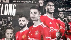 <p>Cristiano Ronaldo (Mitte) am Stadion Old Trafford in Manchester</p>