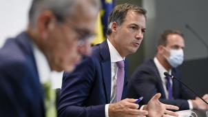 <p>Premierminister Alexander De Croo in Aktion auf einer Pressekonferenz</p>