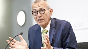 <p>Der föderale Gesundheitsminister Frank Vandenbroucke hofft auf eine schnelle Entscheidung bezüglich einer dritten Impfdosis für Senioren.</p>