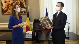 <p>Außenministerin Sophie Wilmès (MR) hatte Premier Alexander De Croo (Open VLD) zum Start der Vivaldi-Regierung eine Schallplatte von Antonio Vivaldi überreicht.</p>