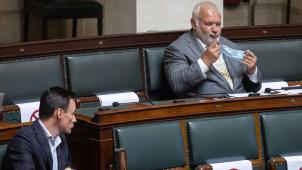 <p>Auch im Kammerplenum gilt Maskenpflicht. Einige Abgeordnete wie Björn Anseeuw (N-VA, l.) und Jean-Marie Dedecker (fraktionslos) tun sich schwer damit.</p>