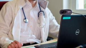 <p>Arzt in einer Videosprechstunde mit einem Patienten.</p>