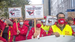 <p>„Das Lohngesetz erdrückt unsere Löhne“ lautete die Devise der roten Kundgebung am Freitag in den Straßen Brüssels.</p>
