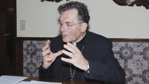 <p>Echte Anteilnahme wohnte seinen Begegnungen inne: Bischof „emeritus“ Aloys Jousten bei einem Pressegespräch im Januar 2011</p>
