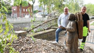 <p>Bauschöffe Michael Scholl (links) und Michael Emmermann an der Holzskulptur von „Vöschtesch Drüttje“ an ihrem neuen Standort unmittelbar an der Weser in der Haasstraße.</p>