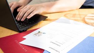 <p>Die Forschung zeigt, dass Diskriminierung aufgrund von Rasse, Alter, Geschlecht oder sexueller Ausrichtung bei Arbeitsplatzbewerbungen ein echtes Problem ist.</p>