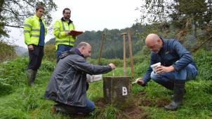 <p>Die deutschen und belgischen Kollegen gehen bei der Begehung und Instandsetzung der Grenzsteine gemeinsam vor. Die Prozedur wird als gegenseitige Wertschätzung verstanden.</p>
