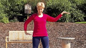 <p>Joëlle Gabriel zeigt die Übungen: Sie hat die Methode auf Basis ihrer Erfahrungen im Gesundheits- und Wellnessbereich entwickelt und setzt bei Vô-Mo auf sanfte, kleine Bewegungen, die jeder ausführen kann.</p>