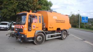 <p>Der St.Vither Bauhof will sich eine neue Kompaktkehrmaschine zulegen, weil die große Kehrmaschine (Foto) in die Jahre gekommen ist.</p>