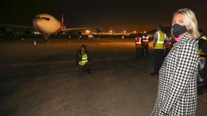 <p>Ministerin Ludivine Dedonder bei einer Aufnahme am Militärflughafen Melsbroek</p>
