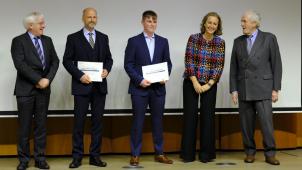 <p>Raphaël Cremer (M.) mit Jury-Präsident Guy Fickers, seinem Lehrer Etienne Simar, Prinzessin Claire, die ihm den Preis überreichte, und Bernard de Traux de Wardin, Präsident der Königin-Paola-Stiftung (v.l.n.r.).</p>