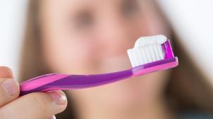 <p>Zahnpasta sollte Fluorid enthalten, damit sie wirksam gegen Karies schützt.</p>