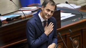 <p>Für die Arbeit während der Coronakrise bedankte Premier De Croo sich beim Pflegepersonal, das mit einigen Vertretern in der Zuschauertribüne des Plenarsaals vertreten war.</p>
