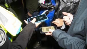 <p>Ein digitales Covid Safe Ticket (r.) wird von der Scan-App (l.) ausgelesen und validiert.</p>
