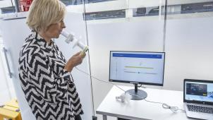 <p>Die flämische Arbeits- und Wirtschaftsministerin Hilde Crevits beim Corona-Blastest am Brüsseler Flughafen.</p>
