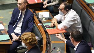 <p>Offener Schlagabtausch im Kammerplenum, hier mit Raoul Hedebouw (r.) im Angriffsmodus, den Ministern Vincent Van Peteghem und Petra De Sutter sowie dem PS-Abgeordneten Ahmed Laaouej (v.l.).</p>
