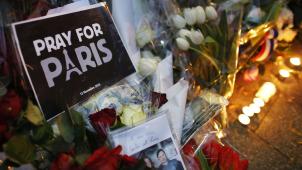 <p>Kerzen, Blumen und Karten lagen vor dem Pariser Musikklub Bataclan. Es handelt sich um einen der Anschlagsorte in Paris, wo im November 2015 129 Menschen getötet wurden.</p>