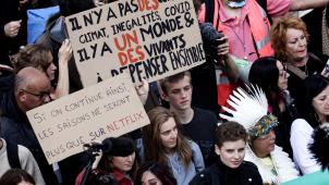 <p>Anuna De Wever (ganz vorne in der Mitte) ging am 10. Oktober im Schulterschluss mit etlichen anderen Menschen in Brüssel auf die Straße, um für eine gerechtere Klimapolitik zu demonstrieren.</p>