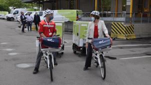 <p>Ministerin Petra de Sutter (rechts) – hier bei einem Pressetermin von Bpost im Juni 2021 – will die Preise für Express-Lieferungen von Pakete anziehen.</p>