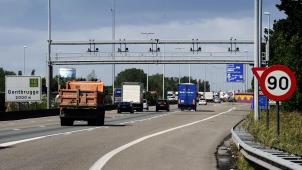 <p>Abschnittskontrolle auf der Autobahn E 17: Dabei wird nicht die Geschwindigkeit an einem bestimmten Punkt gemessen, sondern die Durchschnittsgeschwindigkeit über eine längere Strecke.</p>