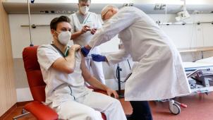 <p>Ein Krankenpfleger wird in „seiner“ Klinik gegen Corona geimpft.</p>