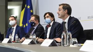 <p>Die Föderalregierung schwingt das Zepter: Premier De Croo (l.) mit den Ministerpäsidenten der Wallonischen Region, Brüssels und der DG.</p>