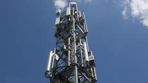<p>Ein Mobilfunkmast mit Antennen für die fünfte Mobilfunkgeneration (5G).</p>