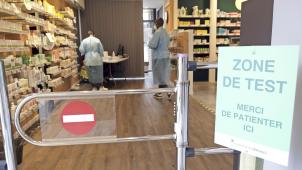 <p>Zone für Antigen-Schnelltests in einer Apotheke.</p>