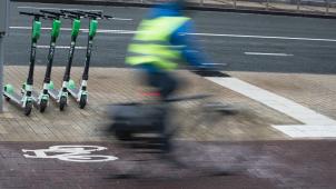 <p>In Brüssel sollen Elektrostehroller künftig nicht mehr überall abgestellt werden dürfen. Stattdessen will die die Politik am Straßenrand eigens Flächen zum Abstellen von Leihfahrzeugen schaffen.</p>