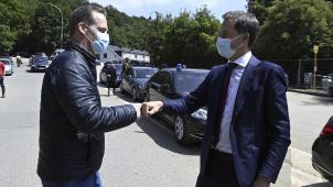 <p>Premierminister Alexander De Croo war am 17. Juli kurz nach der Hochwasserkatastrophe, in Eupen zu Gast und traf dabei auch mit Ministerpräsident Oliver Paasch zusammen.</p>