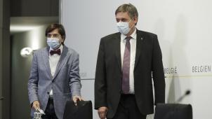 <p>Der wallonische Ministerpräsident Elio Di Rupo (l.) und sein flämisches Pendant Jan Jambon nach der letzten Sitzungs des Konzertierungsausschusses am 17. September</p>