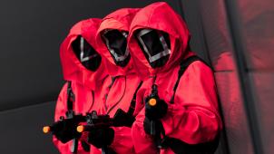 <p>Mitarbeiter von Deiters posieren in Kostümen aus der Netflix-Serie „Squid Game.</p>