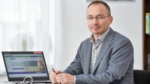 <p>Eric Chavet versteht sich in der Zusammenarbeit zwischen UCM und MSV als „Brückenbauer“ und „Drehscheibe“. Er ist jeden Donnerstag am neuen MSV-Standort in der Aachener Straße in Eupen anzutreffen.</p>