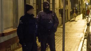 <p>Diese Aufnahme zeigt Beamte der Polizei im Januar 2017 bei einem Einsatz in der Brüsseler Gemeinde Molenbeek: Am Dienstag lief wieder ein großangelegter Polizeieinsatz in der Hauptstadt.</p>