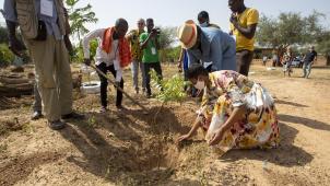 <p>Ministerin Kitir (r., vorne) pflanzt in Loumbila (Burkina Faso) einen Baum.</p>