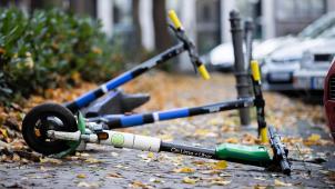 <p>Ärgernis auf Gehwegen: wild „geparkte“ E-Roller.</p>