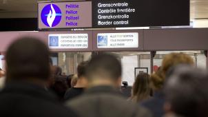 <p>Passagiere warten an der Grenzkontrolle des Brüsseler Flughafens.</p>