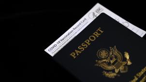 <p>Ein von der CDC ausgestellter Impfnachweis in einem amerikanischen Reisepass.</p>